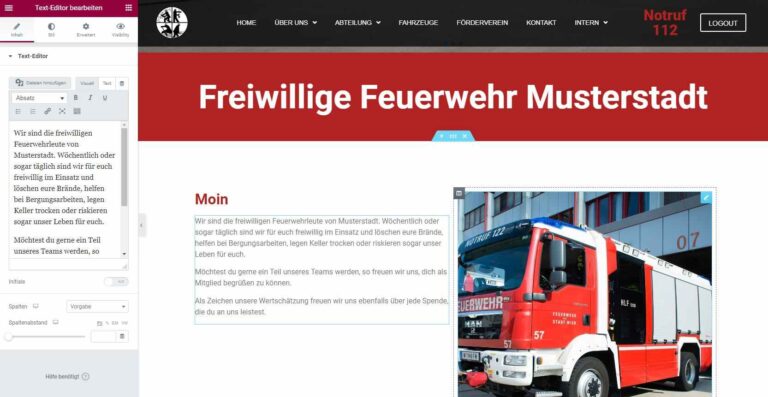 Freiwillige Feuerwehr in Musterstadt, Einsatzfahrzeug vor Gebäude.