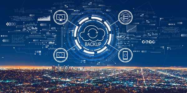 Stadtansicht mit digitalen Backup- und Cloud-Symbolen.